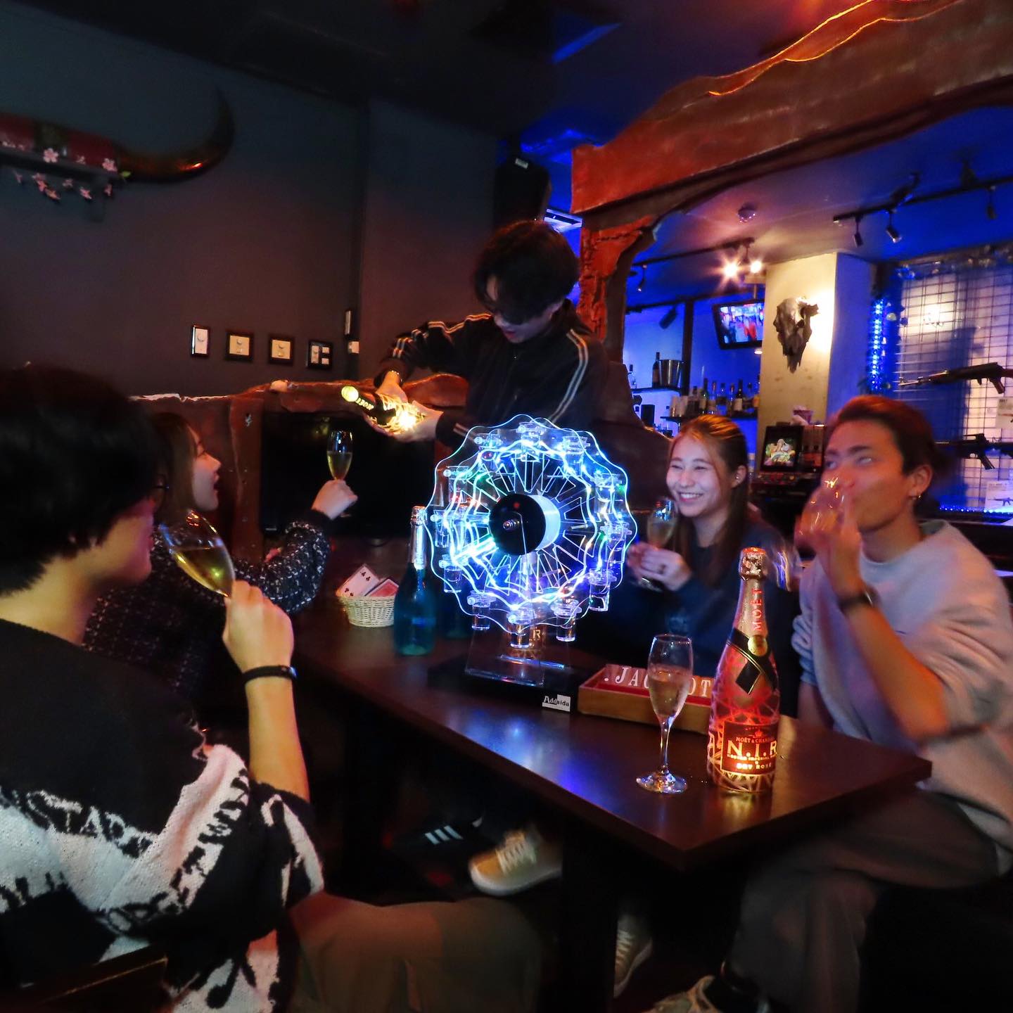 【BARサプリ】お盆過ぎたけど、まだまだ宮崎の夏は終わらんよ〜冷たいドリンク片手にダーツ・カラオケ・シューティングで盛り上がろう！帰省中の仲間とも、夏休み真っ最中の学生も集合今夜もサプリで夏を遊び尽くそう！#宮崎飲み #BARサプリ #夏の思い出 #遊べるバー
